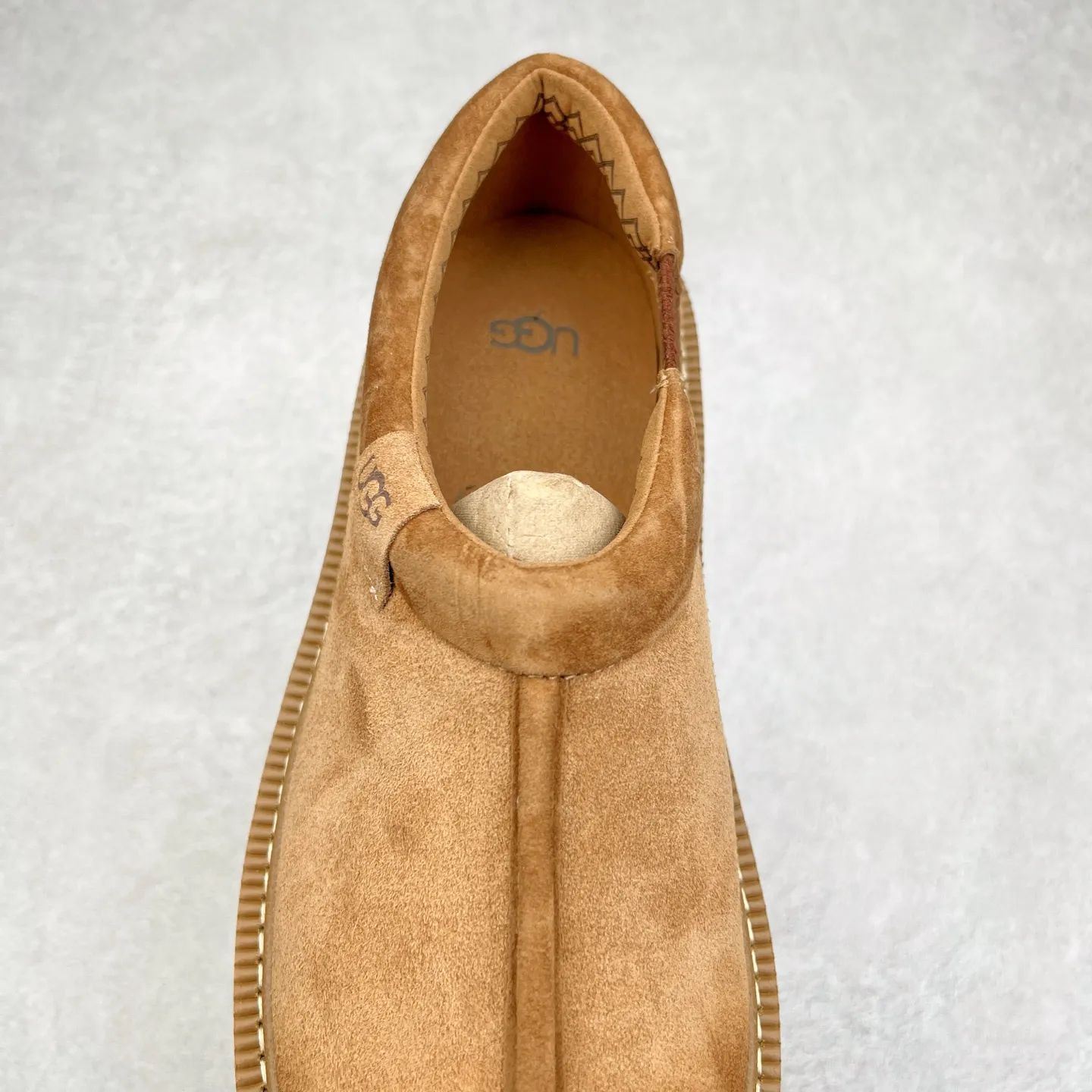 Pick up locally 💰600 UGG 6913 Tasman Lug suede round toe lightweight low-top lifestyle casual shoes. All shoes are made from the same factory as ZP. Longfeng A-grade Australian imported sheepskin and wool are integrated. Brand OEM production line fully follows the ZP process. OEM original pattern maker adheres to the principle of no original shoes and no development selection. Pay attention to every detail. The most authentic version on the market TREADLITE "Light Wing" technology outsole Lightweight/durable/flexible/pile size: 40 41 42 43 44 Coding: yby2936060